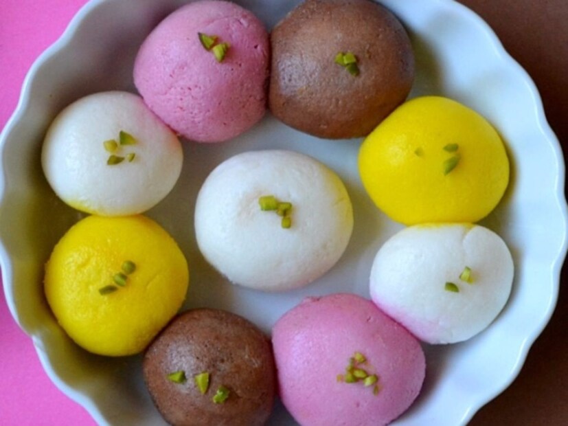 অভিনব স্বাদের হরেক রসগোল্লা দিয়ে আজ উদযাপনে মেতেছে জেলা থেকে শহর ও শহরতলির ভিয়েনঘরগুলো। কোথাও রাস্তায় রসগোল্লা দিয়ে বিনামূল্যে মিষ্টিমুখের আয়োজনও হচ্ছে।