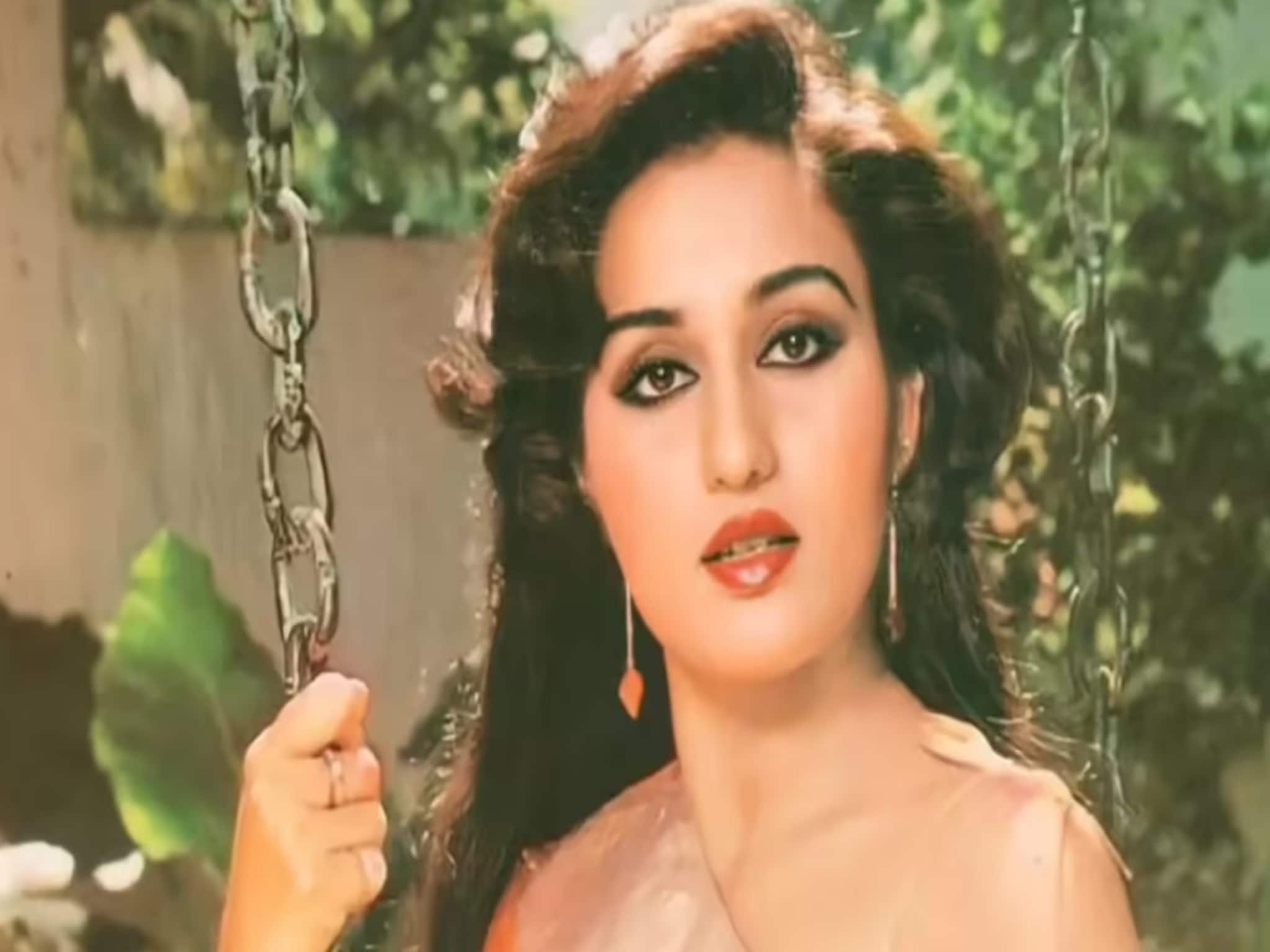 Bollywood Song: রিনা যেন আগুনের গোলা! এমন নাচলেন যা দেখে অবাক হলেন রেখা-মাধুরীও, দেখুন বলিউড হিট গান-নাচ