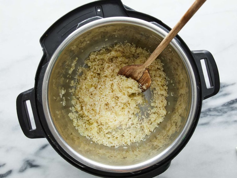 বেশ কিছু লক্ষণ দেখলেই বদলে ফেলা উচিত কুকার৷ তার মতে, ১. প্রেশার কুকারের ভেতরের গায়ে দাগ, ২.আলগা হয়ে যাওয়া সিটি, ঢাকনা, ৩. রান্নার পর যদি খাবারের ধাতব গন্ধ পাওয়া যায় তাহলে দ্রুত বদলে ফেলা উচিত প্রেশার কুকার৷ 