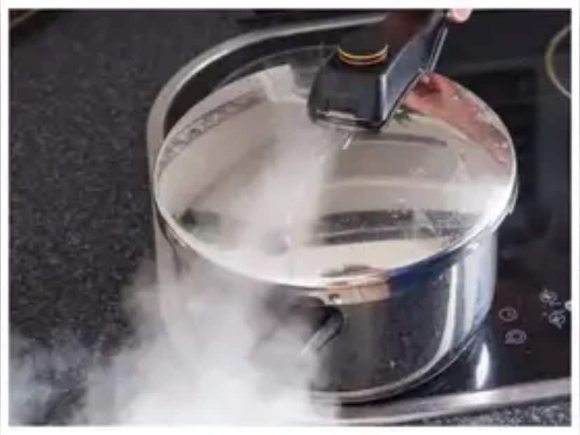 তার মতে, পুরোনো বা খোঁচা পাত্রে অ্যাসিডিক খাবার রান্না করলে ধাতু খাবারে মিশে যেতে পারে। তাই, স্টেইনলেস স্টিল বা নতুন, প্রমাণিত কুকার ব্যবহার করা সবচেয়ে নিরাপদ বিকল্প।