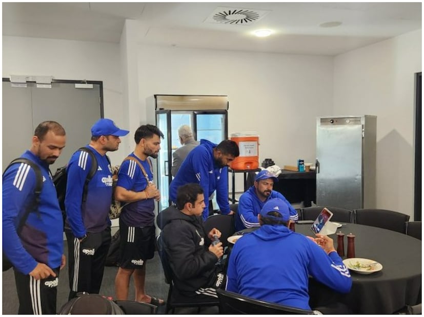 ভারতীয় ক্রিকেট বোর্ডের তরফ থেকে একটি ছবু শেয়ার করা হয়, যেখানে দেখা যায় গৌতম গম্ভীর, রিঙ্কু সিং, জসপ্রীত বুমরাহরা মেয়েদের ফাইনাল দেখছেন। পোস্টে বিসিসিআইয়ের তরফ থেকে লেখা হয় উইমেন ইন ব্লুকে সমর্থন।