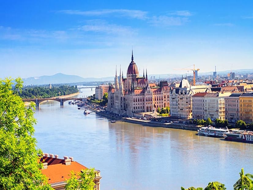 দানিয়ুব নদী মধ্য ইউরোপের দীর্ঘতম নদী। এর দৈর্ঘ্য মোট ২৮৫০ কিলোমিটার। দানিয়ুব নদী দশটি মধ্য ইউরোপীয় দেশ - জার্মানি, অস্ট্রিয়া, স্লোভাকিয়া, হাঙ্গেরি, ক্রোয়েশিয়া, সার্বিয়া, বুলগেরিয়া, মলদোভা, ইউক্রেন এবং রোমানিয়ার মধ্য দিয়ে প্রবাহিত হয়।