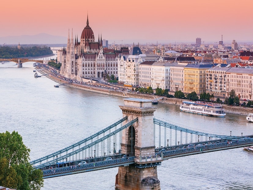 এর সুস্পষ্ট উপযোগিতা ছাড়াও, দানিয়ুব নদী ইউরোপীয় সংস্কৃতি এবং ইতিহাসের একটি গুরুত্বপূর্ণ অংশ কারণ ইতিহাসের সময়কালে এর তীরে অনেক সভ্যতা গড়ে উঠেছে। তবে, জলবায়ু পরিবর্তনের কারণে, দানিউব নদীর জলের স্তর পরিবর্তিত হচ্ছে, যা এর বাস্তুতন্ত্র এবং সমৃদ্ধ জীববৈচিত্র্যকে প্রভাবিত করছে।
