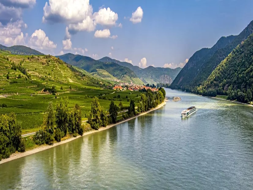 জার্মানির ব্ল্যাক ফরেস্ট থেকে উৎপন্ন হয়ে রোমানিয়ার দক্ষিণ-পূর্ব প্রান্তে কৃষ্ণ সাগরে পতিত হয়েছে। প্রায় ২,৮৫০ কিলোমিটার (১,৭৭০ মাইল)। ১০টি দেশের মধ্য দিয়ে প্রবাহিত হয়েছে, যার মধ্যে রয়েছে জার্মানি, অস্ট্রিয়া, স্লোভাকিয়া, হাঙ্গেরি, ক্রোয়েশিয়া, সার্বিয়া, বুলগেরিয়া, রোমানিয়া, মোল্দোভা এবং ইউক্রেন। 