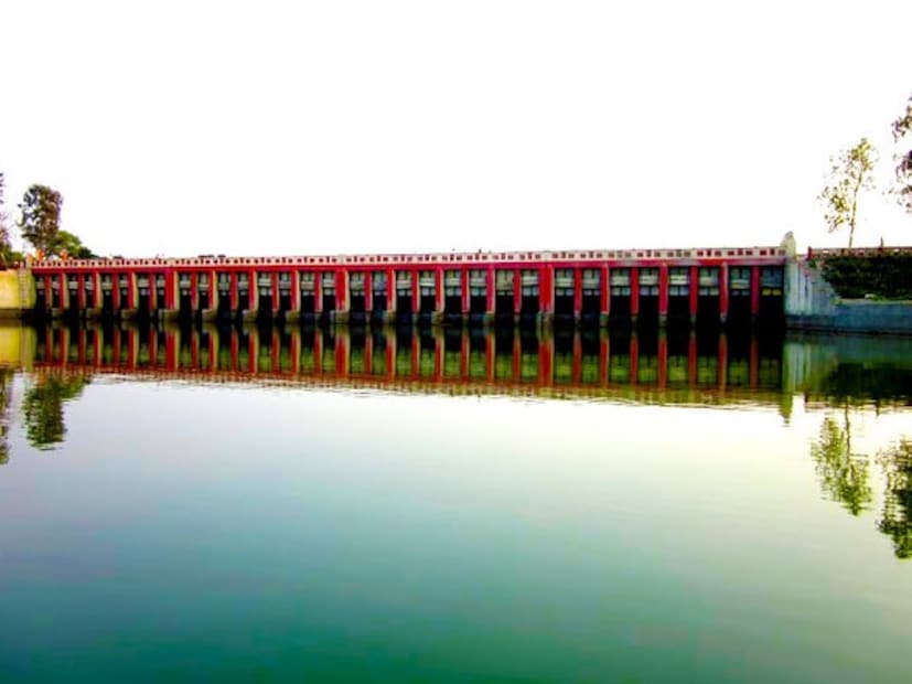 সবুজে ঘেরা পরিবেশ চারপাশের ঘন সবুজ গাছপালা এবং খোলামেলা জায়গা মনকে শান্তি এনে দেয়। এখানে হেঁটে বেড়ানো বা ফটোগ্রাফির জন্য চমৎকার সুযোগ রয়েছে। ঐতিহাসিক গুরুত্ব লোককথা কেল্লাটির ঐতিহাসিক উৎস নিয়ে নানা লোককথা প্রচলিত আছে। যদিও এখানে প্রাচীন দুর্গের কোনো বিশাল ধ্বংসাবশেষ অবশিষ্ট নেই, তবুও এর পুরনো মাটির স্তূপ এবং ঐতিহাসিক স্থান হিসেবে এর খ্যাতি বহু পর্যটককে আকর্ষণ করে। (File Photo)