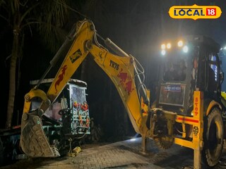 পুকুর থেকে তোলা হচ্ছে দুরঘত্নাগ্রস্থ গাড়ি