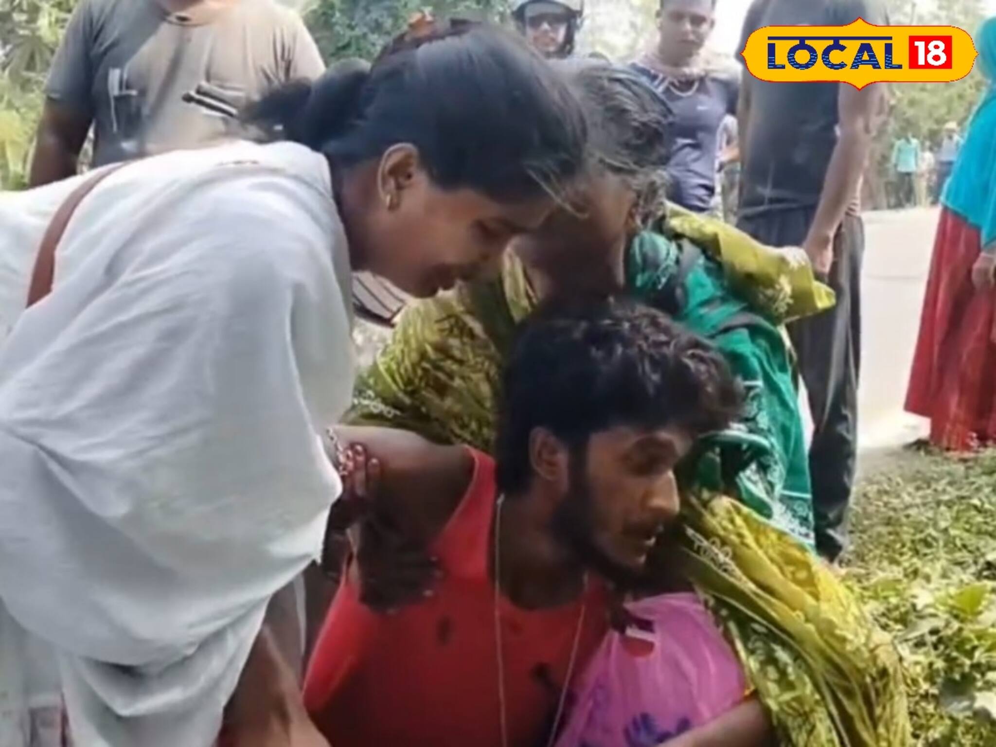 পিছন থেকে পণ্যবাহী গাড়ির ধাক্কা মোটরবাইকে! তারপর যা ঘটল, দিশেহারা বাসিন্দারা