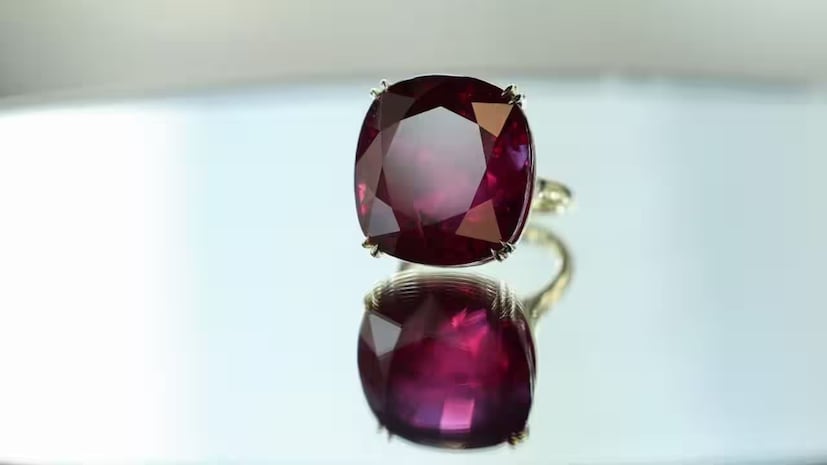 রুবি রত্নপাথর কাদের ধারণ করা উচিত: শাস্ত্র অনুসারে, রাশিচক্র অনুসারে রুবি ধারণ করা উচিত। যদি কোনও ব্যক্তির কুণ্ডলীতে সূর্য দুর্বল হয়, তাহলে রুবি ধারণ করা উপকারী হবে। একইভাবে, সিংহ, মেষ এবং ধনু জাতক জাতিকার জন্য রুবি ধারণ শুভ। সূর্য দশম, নবম, পঞ্চম বা একাদশ ঘরে থাকলে রুবি ধারণ করা যেতে পারে। তবে, কন্যা, মকর, মিথুন, তুলা এবং কুম্ভ জাতক জাতিকাদের রুবি ধারণ করার আগে জ্যোতিষীর সঙ্গে পরামর্শ করা উচিত।