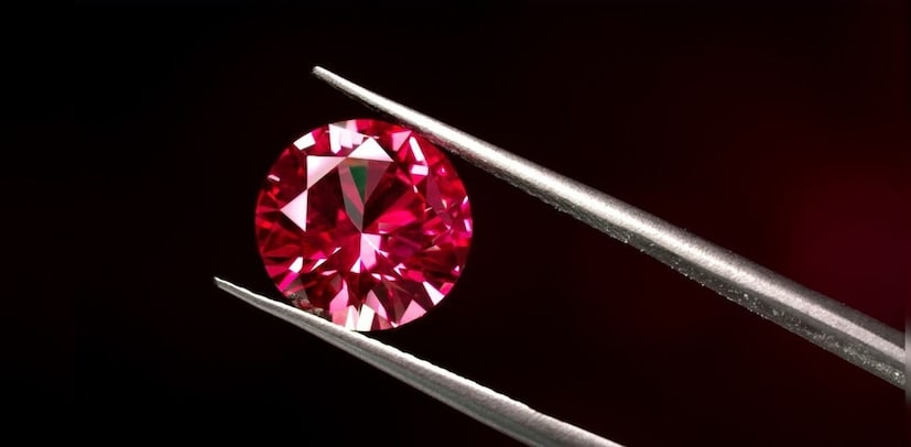 রুবির অনেক উপকারিতা: রত্নবিদ্যা অনুসারে রুবি সূর্যের সঙ্গে সম্পর্কিত, তাই এটি ধারণ করলে তেজ, খ্যাতি এবং শক্তি আসে। রুবি ধারণ একজন ব্যক্তির আত্মবিশ্বাস বৃদ্ধি করে। সুখ ও সমৃদ্ধির পাশাপাশি জীবনে অগ্রগতির সমস্ত দরজা খুলে যায়। রুবি হৃদরোগ এবং চোখের সঙ্গে সম্পর্কিত অসুস্থতার জন্যও উপকারী। রুবি রত্নপাথর ধারণ চাকরি সংক্রান্ত সমস্যা দূর করে এবং ব্যবসায়িক সুবিধা নিয়ে আসে।