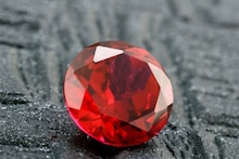 দুর্বল সূর্যকে শক্তিশালী করতে রুবি! আত্মবিশ্বাস বাড়ায়, অগ্রগতির সমস্ত দরজা খুলে যায়