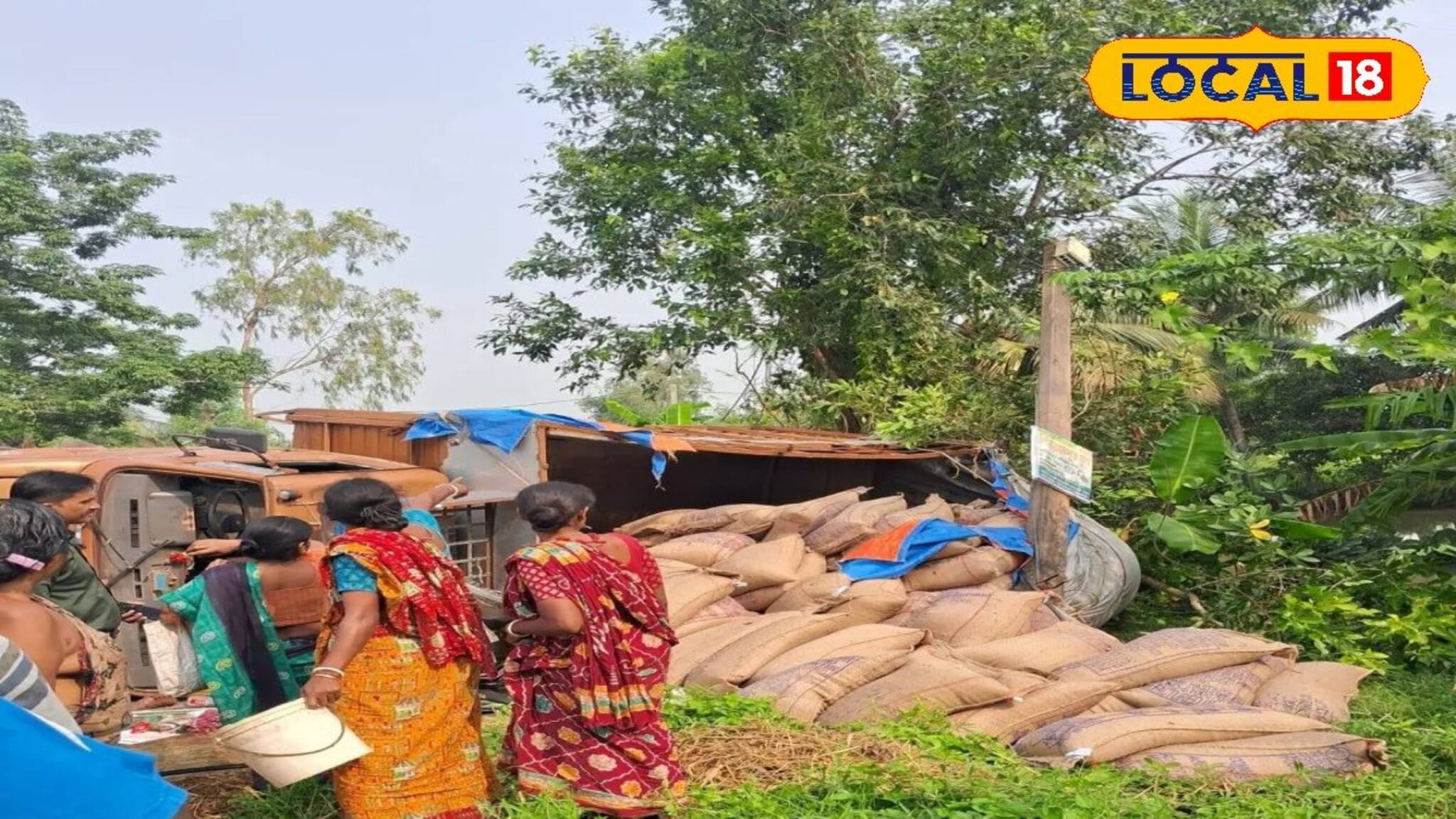 দুর্ঘটনার কবলে রেশনের চাল বোঝাই লরি! রাস্তায় ছড়িয়ে বস্তা, আনা হল ক্রেন