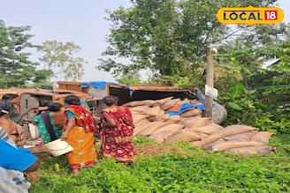 রাস্তার পাশে বস্তা বস্তা রেশনের চাল পড়ে কেলেঙ্কারি কাণ্ড! ফ্রেজারগঞ্জে হল টা কী?