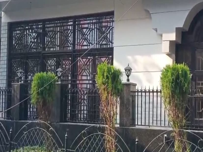 শুক্রবার সকাল থেকে কলকাতার প্রায় ২০টি জায়গায় ইডির তল্লাশি চলে। বিশেষত বিধাননগরের এ কে ব্লক এবং সিএফ ব্লকে চলে তল্লাশি।