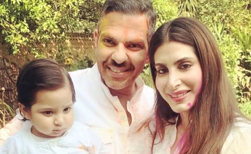 মামলাটির শুনানি এখন ১৬ ডিসেম্বর হবে। কারিশ্মা কাপুর এই আইনি লড়াইয়ে অংশ নাও নিতে পারেন, তবে তিনি তার সন্তান সামাইরা এবং কিয়ানের পক্ষে আদালতে উপস্থিত থাকবেন।