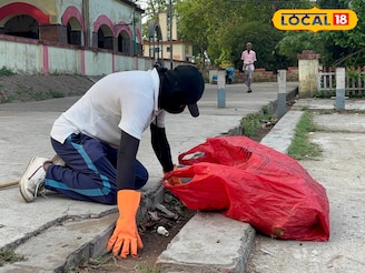 বিনা পারিশ্রমিকে রাস্তায় রাস্তায় ঝাঁট দিয়ে বেড়ান বর্ধমানের ব্যবসায়ী! উদ্দেশ্য দুই