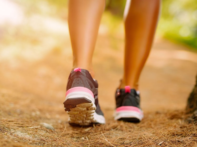 ওজন নিয়ন্ত্রণ এবং স্বাস্থ্যগত কারণে আজকাল হাঁটা ক্রমশ জনপ্রিয় হয়ে উঠছে। বিশেষজ্ঞদের মতে নিয়মিত হাঁটা ওজন নিয়ন্ত্রণে রাখার পাশাপাশি দারুণ কিছু উপকারিতা দিতে পারে। যেমন হাঁটার মতো ব্যায়াম সঠিক নিয়মে করলে তা হৃদরোগের উন্নতি করতে পারে, হাড় মজবুত করতে পারে এবং রক্তে শর্করার মাত্রা কমাতে পারে দ্রুত। ওজন নিয়ন্ত্রণ এবং স্বাস্থ্যগত কারণে আজকাল হাঁটা ক্রমশ জনপ্রিয় হয়ে উঠছে। বিশেষজ্ঞদের মতে নিয়মিত হাঁটা ওজন নিয়ন্ত্রণে রাখার পাশাপাশি দারুণ কিছু উপকারিতা দিতে পারে। যেমন হাঁটার মতো ব্যায়াম সঠিক নিয়মে করলে তা হৃদরোগের উন্নতি করতে পারে, হাড় মজবুত করতে পারে এবং রক্তে শর্করার মাত্রা কমাতে পারে দ্রুত।