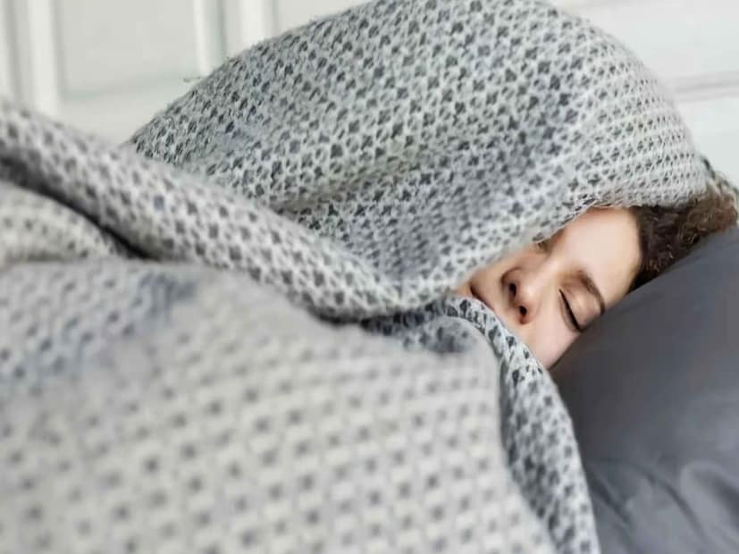 শীত আসতে না আসতেই রুম হিটার কেনার প্ল্যান কষছেন? কিন্তু জানেন কি নামী দামি হিটার না কিনেও কয়েক মিনিটেই সহজেই গরম ও আরামদায়ক করে ফেলা যায় আপনার ঘরটি। কী ভাবে বলুন দেখি? উত্তর শুনলে আপনিও আকাশ থেকে পড়বেন।