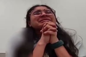 'সরি, স্যার প্লিজ আমায় ক্ষমা করুন..', হাত জোর করে কান্নায় ভেঙে পড়লেন ভারতীয় মহিলা!