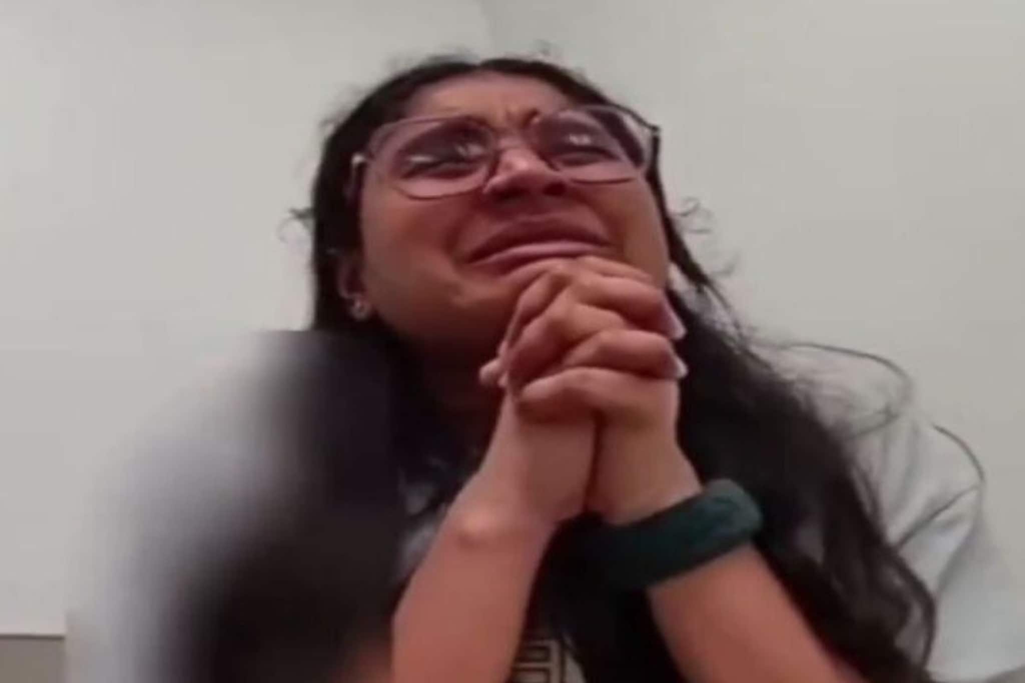 'সরি, স্যার প্লিজ আমায় ক্ষমা করুন...', আমেরিকায় হাত জোর করে কান্নায় ভেঙে পড়লেন ভারতীয় মহিলা, ঝড়ের গতিতে ভাইরাল!