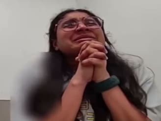 'সরি, স্যার প্লিজ আমায় ক্ষমা করুন..', হাত জোর করে কান্নায় ভেঙে পড়লেন ভারতীয় মহিলা!