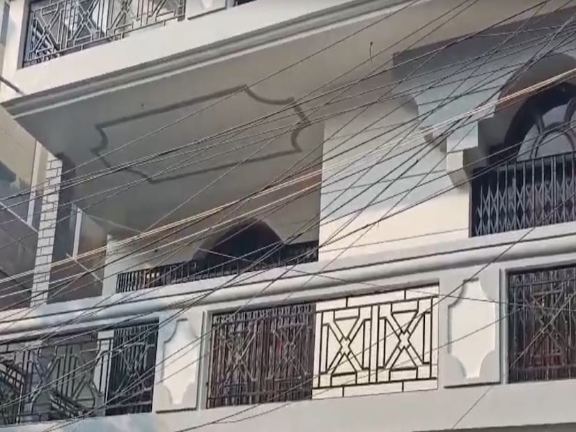 সল্টলেকের একে ব্লকে ২২৫ নম্বর বাড়িতে সকাল সকাল পৌঁছে যান ইডির আধিকারিরকরা, সিজে ব্লকের এক ব্যবসায়ীর বাড়িতে চলে তল্লাশি। বাড়ির মালিকের নাম নরেন্দ্র খারকা।