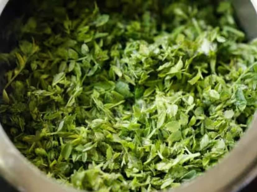 ছোলার উপকার সম্পর্কে অনেকেই জানেন। ভোরবেলা উঠে রাতে ভেজানো কাঁচা ছোলা ও বাদাম খাওয়ার অভ্যেসও আছে প্রচুর মানুষের। কিন্তু, ছোলা শাকের উপকারিতা সম্পর্কে কতজন জানেন?