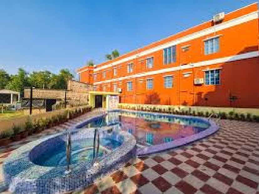 তবে সবচেয়ে বড় সমস্যা হয়ে থাকে পর্যটকদের কাছে হোটেলের ভাড়া এবং হোটেল বুকিং করা নিয়ে। কারণ যেহেতু এই সময় প্রায় লক্ষ লক্ষ পর্যটকদের সমাগম ঘটে বোলপুর শান্তিনিকেতনে মেলা দেখার জন্য সেই কারণে হোটেল ভাড়া বেড়ে যায় প্রায় দ্বিগুণ থেকে তিনগুণ। তবে আপনি যদি বোলপুর শান্তিনিকেতনের সোনাঝুরির যে হাট রয়েছে সেই হাটের আশেপাশের বিভিন্ন রিসোর্ট এ থাকতে চান তাহলে এখন থেকেই বুকিং করে রাখলে আপনাকে অনেকটাই কম টাকা খরচ করতে হবে।