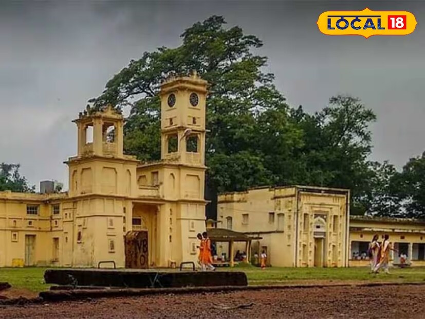 বীরভূম: আর দিন কয়েক পরেই যীশুখ্রীষ্ট জন্মদিন অর্থাৎ বড়দিন, একদিকে যেমন বড়দিন ঠিক এই পাশাপাশি বোলপুর শান্তিনিকেতনের সবচেয়ে বড় উৎসব পৌষ মেলা। প্রত্যেক বছর এই পৌষ মেলা উপলক্ষে লক্ষ লক্ষ পর্যটকদের সমাগম ঘটে বোলপুর শান্তিনিকেতন চত্বরজুড়ে। দেশ ছাড়িয়ে বিদেশের বহু পর্যটক শুধুমাত্র এই বোলপুর শান্তিনিকেতনের পৌষ মেলার আনন্দ উপভোগ করবার জন্য ছুটে আসেন। ইতিমধ্যেই বিশ্বভারতী কর্তৃপক্ষের তরফ থেকে জানিয়ে দেওয়া হয়েছে চলতি বছর পরিবেশ আদালতের ছাড়পত্র নিয়ে ছয় দিনের জন্য সারম্বরের সঙ্গে পালিত হবে পৌষ মেলা উৎসব। তথ্য ঘাটলে জানা যায় ১৮৯৪ সালে ব্রাহ্মমন্দিরের প্রতিষ্ঠাবার্ষিকী স্মরণে মন্দিরের উল্টোদিকের মাঠে একটি ছোটো মেলা আয়োজন করা হয়েছিল। সেই মেলায় আজ পৌষ মেলার আকার ধারণ করেছে।