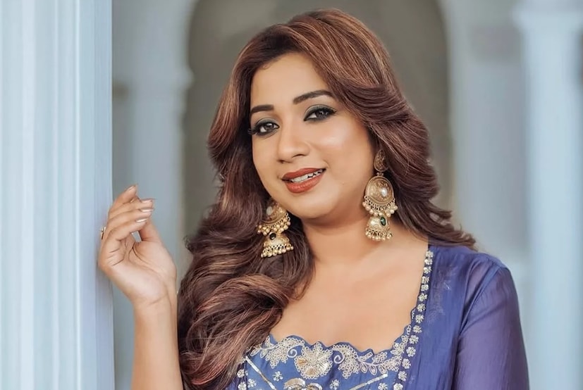 Shreya Ghoshal News: বৃহস্পতিবার রাতে ওড়িশার কটকে গায়িকা শ্রেয়া ঘোষালের একটি লাইভ কনসার্টে বিশৃঙ্খলা দেখা দেয়৷ বিখ্যাত বলিউড গায়িকার শোতে হঠাৎ করেই ভিড় নিয়ন্ত্রণের বাইরে চলে যায়।