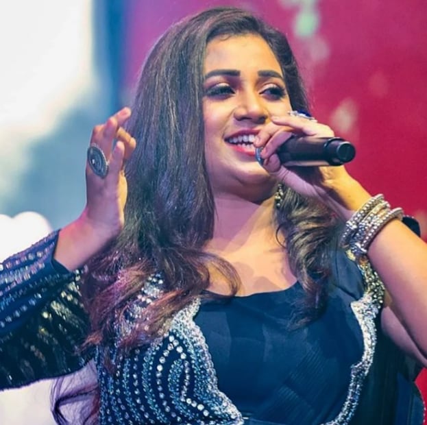 দু’জন ব্যক্তি অজ্ঞান হয়ে মাটিতে পড়ে যান। অনুষ্ঠানে উপস্থিত নিরাপত্তা কর্মী এবং পুলিশ তাৎক্ষণিকভাবে ঘটনাস্থলে পৌঁছায়, ভিড় ঠেলে দেয় এবং অজ্ঞান ব্যক্তিদের নিরাপদে সরিয়ে নিয়ে যায় এবং নিকটবর্তী হাসপাতালে নিয়ে যায়। বর্তমানে, দু’জনেই চিকিৎসাধীন, এবং কোনও বড় ধরনের ঘটনার খবর পাওয়া যায়নি।