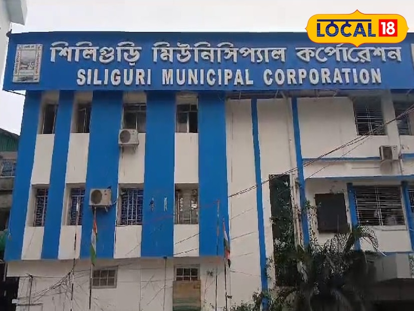 শহরের ফুটপাথের অস্থায়ী ও ক্ষুদ্র ব্যবসায়ীদের আর্থিক সহায়তা দিতে শুরু হয়েছে ‘Hawker Loan 2025’ প্রকল্প। শিলিগুড়ি পৌর নিগমের উদ্যোগে এই প্রকল্পের মাধ্যমে শহরের ক্ষুদ্র উদ্যোক্তারা নতুনভাবে ব্যবসা শুরু করার সুযোগ পাবেন। পৌর নিগম সূত্রে জানা গেছে, এই প্রকল্পের লক্ষ্য হল আর্থিকভাবে দুর্বল ব্যবসায়ীদের আত্মনির্ভর করে তোলা। (ছবি ও তথ্য: ঋত্বিক ভট্টাচার্য) শহরের ফুটপাথের অস্থায়ী ও ক্ষুদ্র ব্যবসায়ীদের আর্থিক সহায়তা দিতে শুরু হয়েছে ‘Hawker Loan 2025’ প্রকল্প। শিলিগুড়ি পৌর নিগমের উদ্যোগে এই প্রকল্পের মাধ্যমে শহরের ক্ষুদ্র উদ্যোক্তারা নতুনভাবে ব্যবসা শুরু করার সুযোগ পাবেন। পৌর নিগম সূত্রে জানা গেছে, এই প্রকল্পের লক্ষ্য হল আর্থিকভাবে দুর্বল ব্যবসায়ীদের আত্মনির্ভর করে তোলা। (ছবি ও তথ্য: ঋত্বিক ভট্টাচার্য)