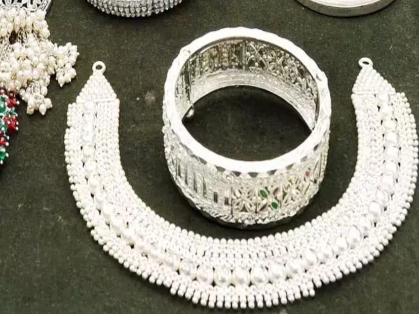 ট্রেডার্সরা ইতিমধ্যেই ২৫ বেসিস পয়েন্ট (bps) হারে কাটছাঁট প্রায় নিশ্চিত ধরে নিচ্ছেন, আর কিছু বিশেষজ্ঞ ৫০ bps পর্যন্ত হ্রাসের সম্ভাবনাও দেখছেন। একই সঙ্গে, আমেরিকায় টানা ৪০ দিন ধরে চলা সরকারি শাটডাউন শেষের পথে, যা বাজারে নিরাপদ বিনিয়োগ (safe-haven) হিসেবে রুপোর চাহিদাকে আরও বাড়িয়ে তুলেছে।