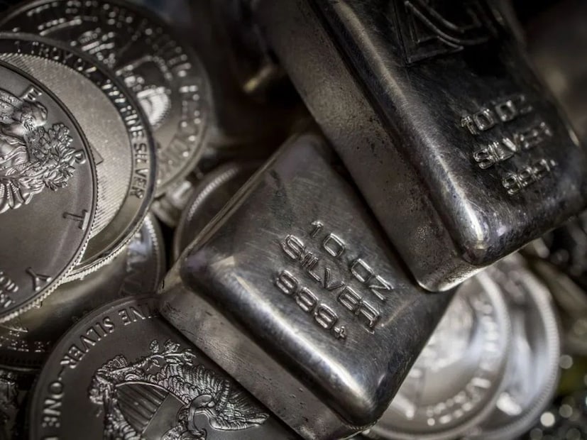 ১৮ নভেম্বর, ২০২৫, মঙ্গলবার রুপোর দাম ২,০০০ টাকা কমেছে। গতকালের তুলনায় রুপোর দাম ২,০০০ টাকা কমেছে। দিল্লিতে রুপো ১,৬৬,৯০০ টাকায় লেনদেন হচ্ছে। চেন্নাইতে দাম কমে ১,৭২,৯০০ টাকায় নেমেছে। টানা দ্বিতীয় দিন রুপোর দাম কমেছে।