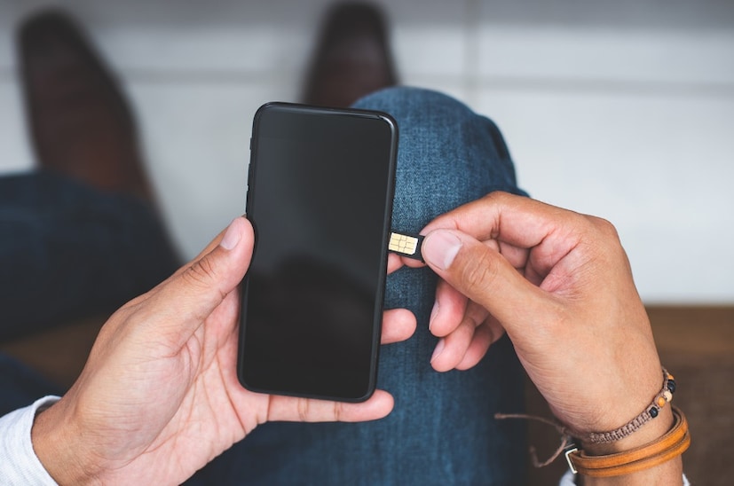 দ্বিতীয়ত, আপনি যদি কোনও কম্পিউটার বা ল্যাপটপে হোয়াটসঅ্যাপ ওয়েব বা টেলিগ্রাম ওয়েব ব্যবহার করেন, তাহলে এখন থেকে প্রতি ছয় ঘণ্টা অন্তর এটি স্বয়ংক্রিয়ভাবে লগ আউট হয়ে যাবে। তারপর, আপনাকে একটি QR কোড স্ক্যান করে আবার লগ ইন করতে হবে। এর অর্থ হল, যদি কোনও প্রতারক আপনার ওয়েব সেশন চুরি করতে সক্ষম হয়, তবুও তারা বেশি দিন কোনও ক্ষতি করতে পারবে না। এই নিয়মগুলি ইতিমধ্যেই কার্যকর করা হয়েছে এবং টেলিযোগাযোগ বিভাগ নিজেই এগুলি পরিবর্তন না করা পর্যন্ত এটি অব্যাহত থাকবে।