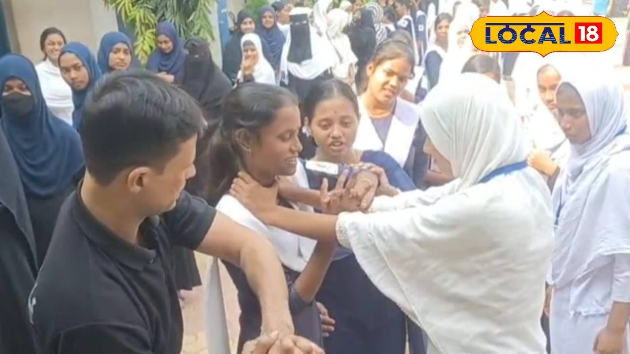 স্কুল ছাত্রীদের জন্য পুলিশ কনস্টেবল মুর্শিদাবাদে চালু করলেন 'সীমান্ত কন্যা সুরক্ষা মিশন'