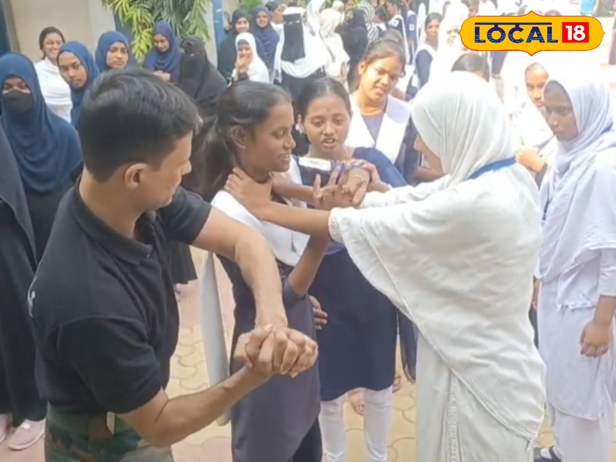 স্কুল ছাত্রীদের জন্য পুলিশ কনস্টেবল মুর্শিদাবাদে চালু করলেন 'সীমান্ত কন্যা সুরক্ষা মিশন'