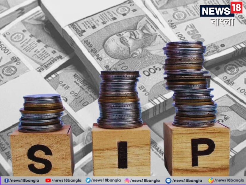 দৈনিক SIP বিনিয়োগ কীদৈনিক SIP (সিস্টেমেটিক ইনভেস্টমেন্ট প্ল্যান) হল একটি মিউচুয়াল ফান্ড বিনিয়োগ প্রক্রিয়া। যেখানে প্রতি ট্রেডিং দিনে একটি নির্দিষ্ট পরিমাণ বিনিয়োগ করা হয়। এটি নিয়মিত SIP থেকে আলাদা, যার মধ্যে সাধারণত মাসিক বা ত্রৈমাসিক বিনিয়োগ জড়িত থাকে। একটি দৈনিক SIP-তে একটি নির্দিষ্ট পরিমাণ, যেমন ১০০ টাকা, প্রতি ট্রেডিং দিনে একটি নির্বাচিত মিউচুয়াল ফান্ড স্কিমে স্বয়ংক্রিয়ভাবে বিনিয়োগ করা হয়।