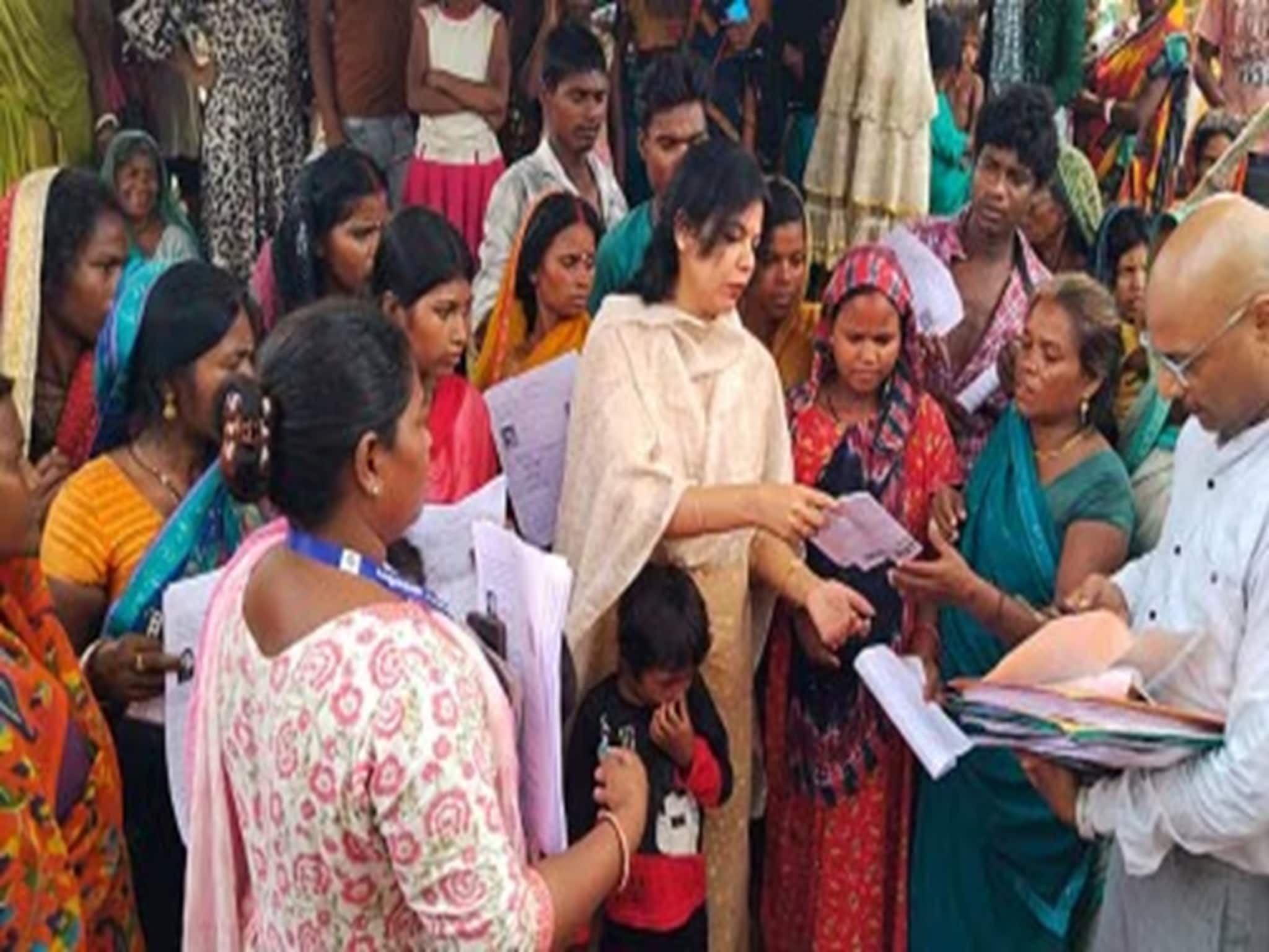 SIR in West Bengal: শুরু হয়ে গিয়েছে এসআইআর, মঙ্গলবার থেকেই বাড়ি-বাড়ি যাবেন বিএলও-রা!