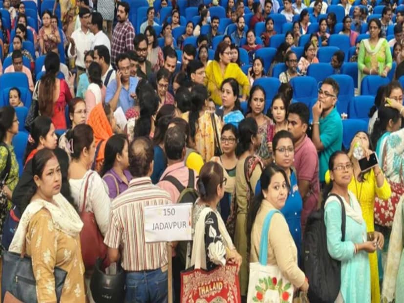 ৪ নভেম্বর থেকে কমিশনের নিযুক্ত বিএলও-রা এনুমারেশন ফর্ম নিয়ে বাড়ি বাড়ি যাওয়া শুরু করবেন। প্রতিটা বুথ বা ভোটকেন্দ্রে বিএলও-দের সঙ্গে থাকবেন বিএলএ-রাও, যাতে গোটা প্রক্রিয়ার উপর সমস্ত রাজনৈতিক দল নজর রাখতে পারে। বিএলও যখনই কারও বাড়িতে যাবেন, তখন সঙ্গে থাকবেন দলের নিযুক্ত বিএলএ-২। কোনও ভুলভ্রান্তি দেখলেই তা ধরিয়ে দেবেন তাঁরা।