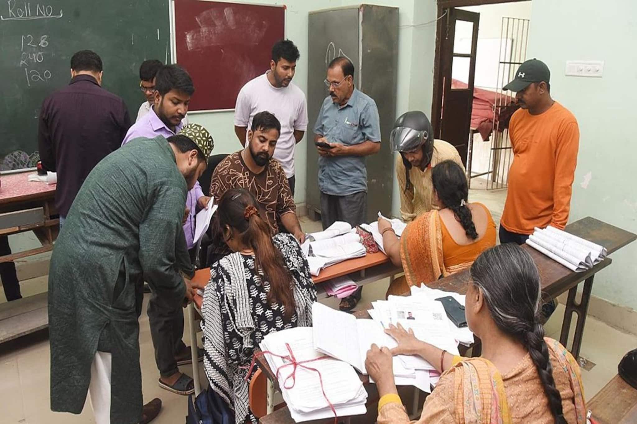 এসআইআর-এর শুনানি নিয়ে গুরুত্বপূর্ণ নির্দেশ কমিশনের! কী কী হবে শুনানিতে, ৬ দফা নির্দেশ জারি এসআইআর-এর শুনানি নিয়ে গুরুত্বপূর্ণ নির্দেশ কমিশনের! কী কী হবে শুনানিতে, ৬ দফা নির্দেশ জারি