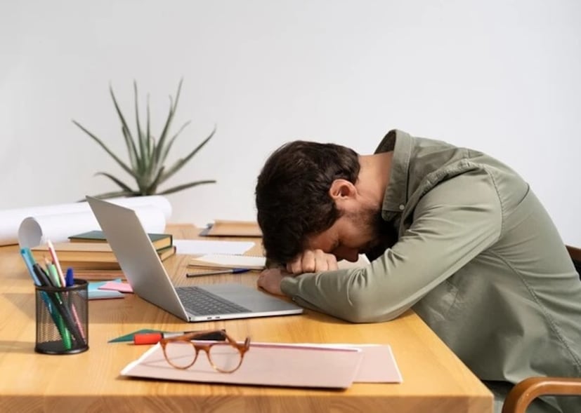 অলসতা কেবল ঘুমের অভাবের কারণে নয়, ভিটামিনের ঘাটতির কারণেও হয়। কখনও কখনও, যখন শরীরে নির্দিষ্ট ভিটামিনের ঘাটতি থাকে, তখন ঘুম কম বা বেশি ঘন ঘন হয়, যার ফলে সারা দিন অলসতা এবং ক্লান্তি দেখা দেয়। সি.কে. বিড়লা, ইন্টার্নাল মেডিসিন কনসালটেন্ট এবং ডাঃ সুজয় মুখোপাধ্যায় ব্যাখ্যা করেন কোন ভিটামিনের অভাব আপনাকে সকালে অলস করে তোলে। তদুপরি, তারা ব্যাখ্যা করেন যে সকালে অলসতা কাটিয়ে উঠতে কী করতে হবে।