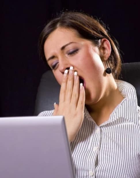 ভিটামিন ডি-এর অভাব হাড়ের ব্যথা, রোগ প্রতিরোধ ক্ষমতা দুর্বল এবং সারাদিন অলসতার অনুভূতির কারণ হয়। অতএব, এই অভাব পূরণ করা অত্যন্ত গুরুত্বপূর্ণ। ভিটামিন ডি-এর সর্বোত্তম উৎস হল সূর্যের আলো। এছাড়াও, ভিটামিন ডিযুক্ত খাবার এবং পরিপূরকও খাওয়া যেতে পারে।