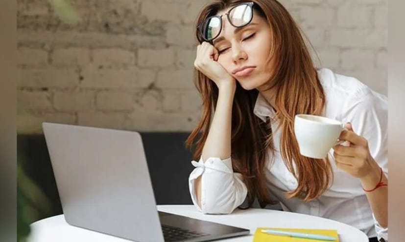 ভিটামিন বি১২ভিটামিন বি১২ এর অভাবও অলসতার কারণ হয়। ভিটামিন বি১২ এর মাত্রা কম থাকলে অতিরিক্ত ঘুম ঘুম ভাব হতে পারে। ভিটামিন বি১২ এর মাত্রা কম থাকলে স্নায়বিক এবং মানসিক সমস্যার ঝুঁকি বেড়ে যায়।