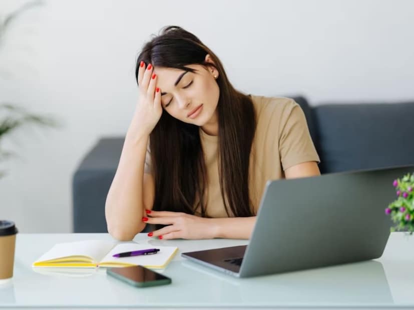 প্রশ্ন হল, কোন ভিটামিনের অভাব অতিরিক্ত ঘুমের কারণ হতে পারে? এবং কীভাবে সেগুলির ঘাটতি পূরণ করবেন? এ বিষয়ে বিস্তারিত জানাচ্ছেন লখনউয়ের অ্যাপোলোমেডিক্স সুপার স্পেশালিটি হাসপাতালের সিনিয়র ডায়েটিশিয়ান প্রীতি পান্ডে। 