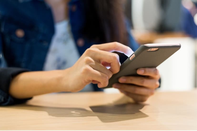 একবার নিয়ন্ত্রণে আসার পর তারা ব্যাঙ্ক এবং অন্যান্য পরিষেবা থেকে OTP পায়, যার মাধ্যমে তারা পাসওয়ার্ড রিসেট করতে, টাকা ট্রান্সফার করতে এবং অ্যাকাউন্ট দখল করতে পারে।