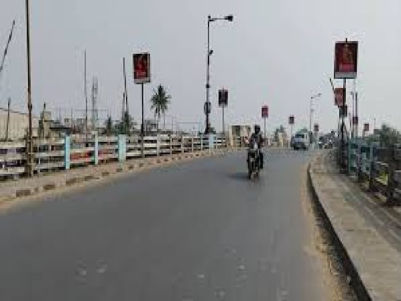 ফলে একমুখী যান চলাচল করানো হবে ওই ব্রিজ দিয়ে। নতুন নিয়ম অনুযায়ী, মধ্যমগ্রামের দিক থেকে ব্রিজ পেরিয়ে সোদপুরের বি টি রোডে নামা যাবে। তবে উলটোমুখে- অর্থাৎ সোদপুর মোড় থেকে ব্রিজ পেরিয়ে মধ্যমগ্রামগামী যান চলাচল সম্পূর্ণ বন্ধ থাকবে।