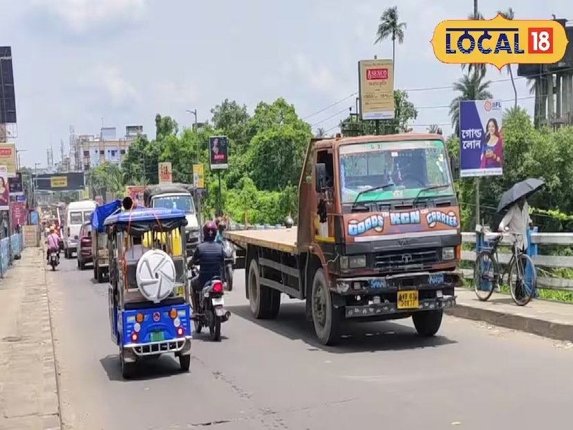 সেই জায়গায় দাঁড়িয়ে সংস্কার হলে গুরুত্বপূর্ণ এই ব্রিজ আবারও স্বাভাবিক ছন্দেই খুলে দেওয়া হবে যানবাহন চলাচলের জন্য। তাই অল্পদিনের জন্য এই সমস্যা কিছুটা হলেও মেনে নিতে প্রস্তুত নাগরিকরা।  Input- Rudra Narayan Roy