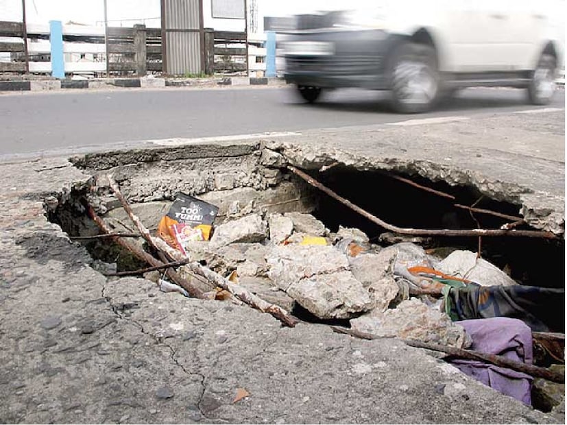 এর পরিবর্তে সমস্ত প্রকার যানবাহনকে বি টি রোডের গীর্জা মোড় থেকে আট নম্বর রেলগেট পেরিয়ে রাসমণি মোড় হয়ে ডানদিকে কেয়া মোড়, অ্যাপেলো ফার্মেসি এবং অমরাবতী হয়ে মধ্যমগ্রাম রোড ধরতে হবে। যানজট এড়াতে গীর্জা মোড় থেকে আট নম্বর রেলগেট হয়ে রাসমণি মোড়মুখী রাস্তা আগামী কয়েক সপ্তাহ একমুখী রাখা হবে। বিপরীত দিকে- রাসমণি মোড় থেকে গীর্জা মোড়ের পথে- গাড়ি চলাচল সম্পূর্ণ নিষিদ্ধ থাকবে বলে ইতিমধ্যেই প্রচার করা হয়েছে কমিশনারেটের তরফে।