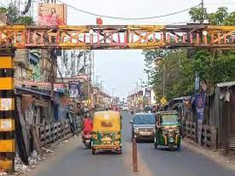 সংস্কারের কাজ চলাকালীন সাময়িক অসুবিধার জন্য অগ্রিম দুঃখপ্রকাশও করা হয়েছে ট্রাফিক বিভাগের তরফে। পাশাপাশি পথ নিরাপত্তার স্বার্থে চালক ও যাত্রীদের সহযোগিতাও কামনা করেছে তারা। সব মিলিয়ে গুরুত্বপূর্ণ এই ওভারব্রিজ দীর্ঘদিন ধরে বেহাল অবস্থায় থাকায় সংস্কারের প্রয়োজন ছিল বলেই মনে করছেন পথ চলতি মানুষজন।