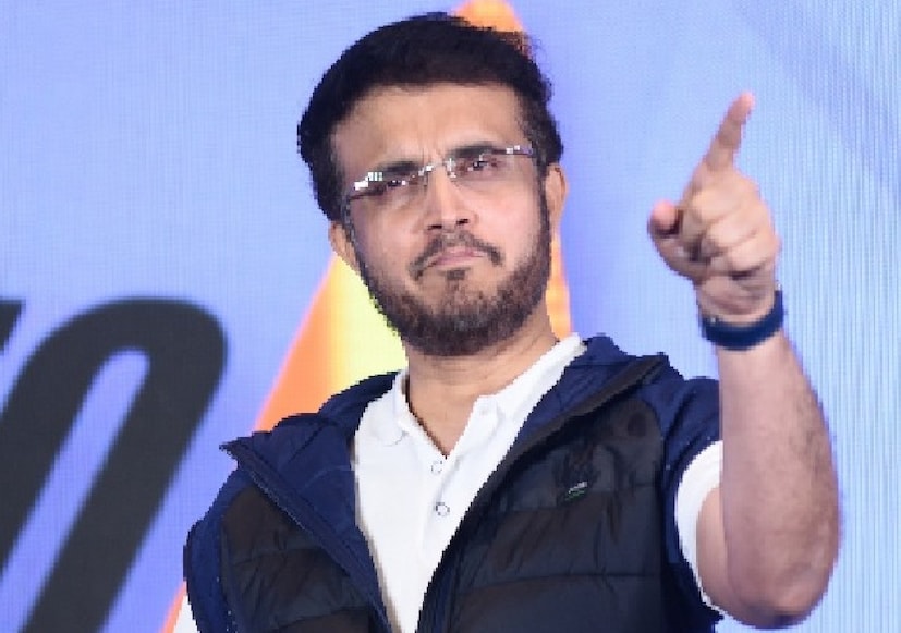 ইংল্যান্ড সফরের পর ঘরের মাঠে ওয়েস্ট ইন্ডিজ ও দক্ষিণ আফ্রিকার বিপক্ষে সিরিজেও শামিকে দলে রাখা হয়নি। আজিত আগারকর নেতৃত্বাধীন নির্বাচক কমিটির এই সিদ্ধান্তে ক্ষোভ প্রকাশ করেছিলেন নিজেই শামি। এবার সেই ক্ষোভের সুরে গলা মিলিয়েছেন সৌরভ গঙ্গোপাধ্যায়। তার মতে, ফিটনেস ও পারফরম্যান্সে শামি এখনও ভারতের জন্য সম্পদ, তাই তাকে উপেক্ষা করার কোনো কারণ নেই।